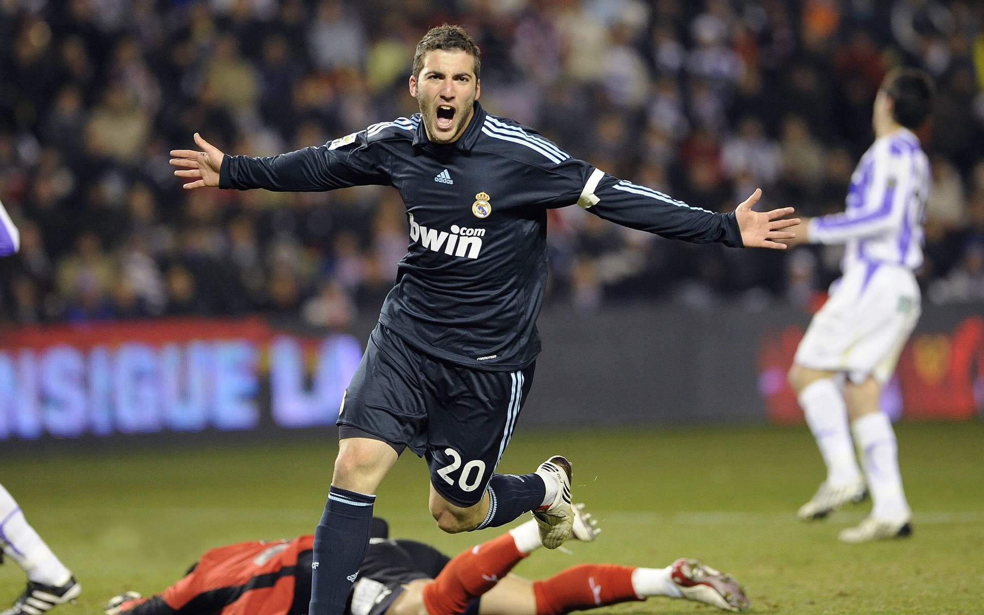 在季后赛关键战中，库里连续三场“疯狂三分”，帮助勇士一路高歌！